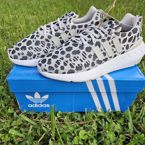 New Adidas Originals Swift Run 22 Size 7.5 In Talc/Black/White Low Top Sneakers - Picture 4 of 9